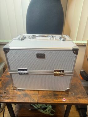 London SOHO New York Silver Metal Train Make Up Case/Caboodle with Key